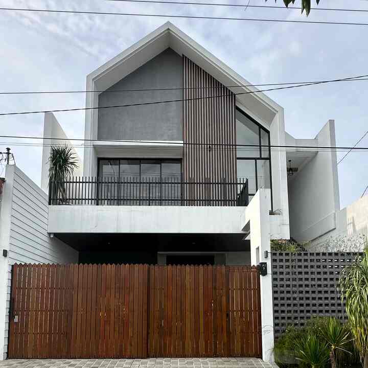 Kali ini aku share fasad Ceirabox dengan desain scandinavian. Ciri khas tema ini menggunakan atap berbentuk segitiga. Aku sengaja bikin segitiganya tidak simetris ya.

Posisi rumah di pinggir jalan jadi aku bikin pagar yg cukup tinggi 2,2m x panjang 6,2m untuk privacy dan keamanan. Untuk dinding samping agar tidak monoton aku pasang GRC polos dengan model shiplap.

Cat putih fasad aku pakai warna brilliant white. Sedangkan warna pagar dan fasad pallisander brown. Plafon juga aku bikin senada pake Duma Plafon warna BT.

Semoga bisa jadi inspirasi ya 🤗

#pagarrumah #warnacatpagar #plafonPVC #catrumah #inspirasifasad #stylefasad #fasadrumah