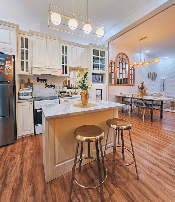 Salah satu upaya untuk memberikan kesan luas, kami mengaplikasikan konsep open plan antara living, dining, & kitchen (LDK). Berikut beberapa tips versi rumah casadeharsa agar ketika mengaplikasikan konsep open space rumah terlihat lebih luas dan elegan:

✅ Menggunakan furniture dengan desain minimalis dan ukurannya proporsional dengan luas ruangan

✅ Mengaplikasikan warna cerah pada dinding

✅ Mengaplikasikan lantai yang sama antara ruangan yang disatukan (LDK)

✅ Mengaplikasikan warna furniture dan aksesoris/dekorasi ruangan yang senada  

#vinyl #vinil #kitchenset #kursimakan #lampugantung #tanamanartificial #vas #makeoverdapur #stylingdapur #dapurimpian