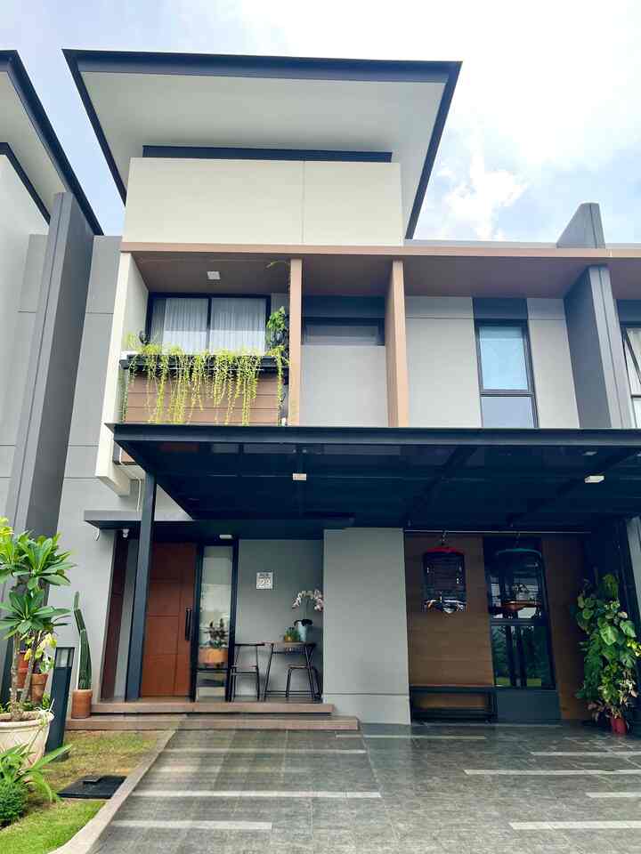 fasad rumah kami adalah bawaan dr developer,  rumah cluster rata rata tidak boleh merubah fasad muka, tapi buat kami fasad ini sudah cukup bagus dan timeless, mengusung tema tropical modern, designnya simple dengan warna warna netral. #cateksterior #catrumah #keramikcarport #inspirasifasad #stylefasad #fasadrumah