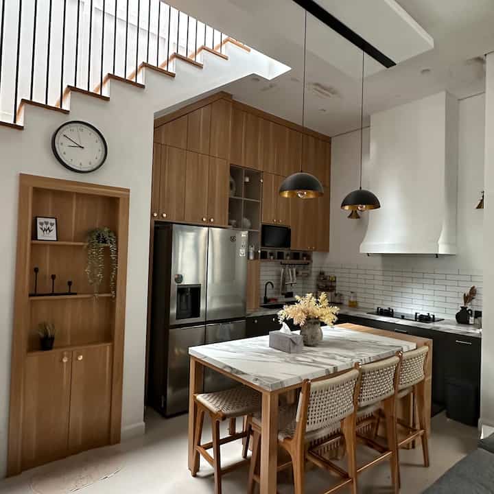 Punya lahan terbatas tapi pingin punya kitchen island di rumah. Jadilah kami bikin kitchen island yg difungsikan untuk meja makan juga. 
Kabinet dibuat full plafon agar punya banyak storage untuk penyimpanan alat dapur. Di bagian Kitchen island juga sebagian untuk storage.

Tema warna dapur kami wood and grey. Top table menggunakan Quadra dengan edging adu manis. Kursi bahan kayu jati agar warnanya senada dengan warna HPL dengan aksen rope warna beige. 

Bagian cooker hood ditutup cover gypsum full sampai plafon. Hanya sebagai hiasan aja biar mirip sama di pinterest 🤭

#dapurmodern #kabinetdapur #makeoverdapur #toptablequadra #sinkblanco #sinkgranit #kitchenset #kabinetdapur #stylingdapur #dapurimpian #kitchenisland #backsplashkitchen