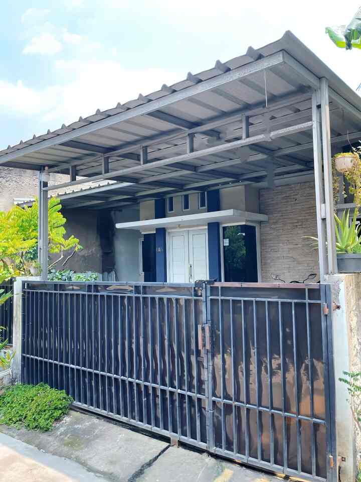 Fasad rumah ini masih bawaan developer, tapi dengan sedikit sentuhan, akhirnya terasa lebih selaras dengan tema industrial minimalis yang kami suka.

Awalnya, warna merah pada pilar memang cukup mencolok, tapi kurang cocok dengan vibe rumah kami yang lebih calm dan understated. Setelah dicat ulang dengan kombinasi biru tua dan putih, tampilannya jadi lebih modern tanpa perlu renovasi besar.

Ternyata, nggak selalu harus bongkar pasang untuk bikin rumah terasa lebih ‘kita banget.’ Kadang, cukup dengan memilih warna yang tepat, semuanya bisa terasa lebih kohesif dan nyaman. ✨

Kalau kalian, lebih suka warna fasad yang bold atau yang lebih kalem?

#WarnaCatRumah
#InspirasiFasad
#StyleFasad
#FasadRumah
#FasadIndustrialMinimalist