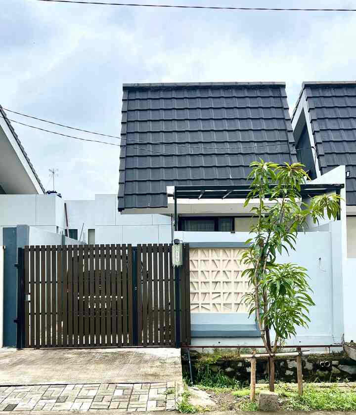 Halo, welcome everyone! ✨

Fasad rumahku bergaya Minimalis Modern. Aku memilih gaya ini karena menyesuaikan dengan tema rumahku yang minimalis, walaupun fasad rumahku terkesan simple tapi aku memakai kombinasi material dan cat yang bikin vibes nya tetap hidup dan elegant✨

- Canopy skylight material besi hollow dan akrilik 3mm.
- Pagar Hollow Galvanis dan GRC Lisplang warna dark brown. Dengan roster menambah kesan estetik pada fasad
- Nomor rumah Luxury Akrilik 2mm + Laminate Wooden Texture.
- Genteng Beton Monier 
- Cat Exterior Propan Decorshield kode NT 797 Marseilles dan NT 799 Greybeard

#facade #fasadrumah #Rumahminimalis #rumahmodern #rumahmodernminimalis #rumahsederhana #fasadminimalis #pagarrumah #terasrumah #pagarrumahminimalis #warnacatpagar #Inspirasifasad #stylefasad
