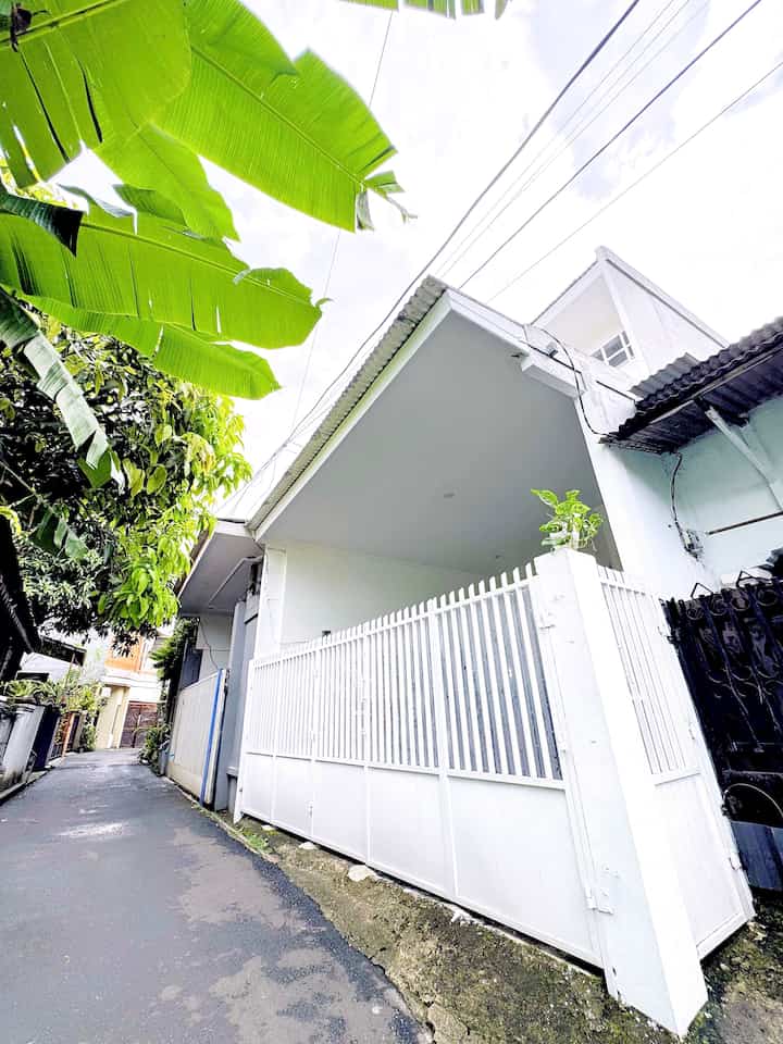 🔆 Low Budget White Facade 🔆

Dulu tuh pengeeenn banget punya rumah yang fasadnya atap pelana gitu, tapi setelah menimbang-nimbang sepertinya berat di budget pembuatan dan maintenance, akhirnya punya rumah dengan fasad sangaaatt minimalis ini.
Fasad yang cuma kotak aja dan model menurun di atapnya supaya gak perlu ada talang di sisi kanan dan kirinya, jadi air hujan tinggal jatuh aja ke depan rumah. Model ini juga minim perawatan, karena gak ada masalah talang mampet dan meluap dan bisa berpengaruh rembes ke tembok atau bocor.
Fasad yang masih menggunakan asbes gelombang sebagai atapnya, dipilih ya pasti karena murah meriah dibanding dengan genteng, tapi minusnya rumah agak terasa lebih panas dibanding dengan pemakaian genteng.
Dulu fasad dan area teras ini pertama kali dicat sky blue dan putih, lalu ganti ke soft grey dan putih, tapi akhirnya aku memutuskan untung cat seluruh tembok dan pagar dengan warna putih saja supaya lebih clean and fresh.
Akses masuk ke rumah ini ada 2 bukaan di pagar, disamping hanya muat untuk keluar-masuk orang, dan bagian depan untuk keluar-masuk kendaraan.
Bagian depan menggunakan pagar lipat karena tidak ada akses kanan kiri tembok, seluruhnya pagar.
Rumah ini berada di pemukiman padat di dalam sebuah gang, jadi lumayan effort untuk memotret bagian depan fasad ini karena ukuran jalan depannya hanya muat untuk satu mobil. Tapi sepertinya not bad lah ya untuk ukuran rumah di dalam gang, ehehehe 🤭

#FasadMinimalis
#PagarBesi
#PlafonGypsum
#PintuKayu
#Teras
#PintuMasuk
#Tanaman
#PotTerazo
#KeramikMotif
#Carport
#InspirasiFasad
#StyleFasad
#FasadRumah