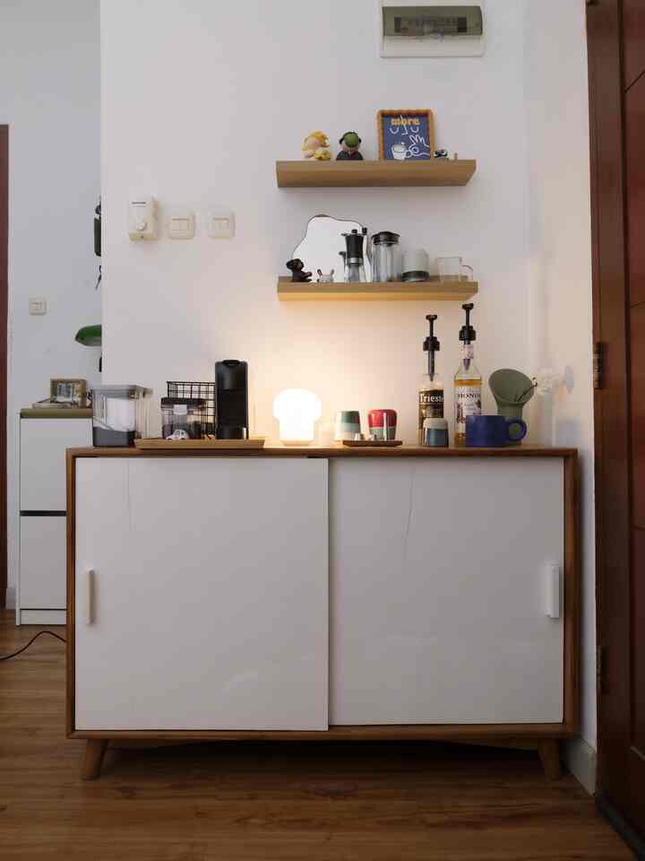 Salah satu area yang wajib ada di rumah kami adalah coffee corner. Mungkin ga semua orang punya area ini di rumah ya. Karena kami berdua suka sekali kopi, bahkan setiap pagi selalu bikin dan minum kopi, jadi kami sediakan coffee corner di rumah. Jadi lebih hemat karena jarang jajan kopi di luar juga. Stylenya yang simple simple aja ya.

📦 Kabinet jati kami order custom dari Jepara
☕️ Beberapa koleksi mug keramik dari paksu yang suka jajan
🖼️ Ada ArtPrint yang lucu juga hasil desain paksu, dan kita jual di Etsy loh

#mugkeramik #ambalankayu #artprint #InspirasiCoffeeCorner #StyleCoffeeCorner #CoffeeCorner