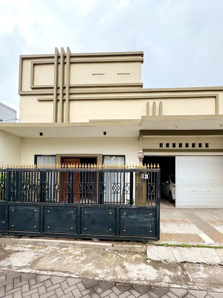 Modern minimalis adalah tema utama di rumah kami. Kebetulan desain facade bawaan rumah ini mendukung interior rumah ini. Kami jg memilih tanaman bougenvile dan anting putri untuk mempercantik bagian depan, sebab paparan sinar matahari pagi cukup baik di sini.

Untuk eksterior dan interior rumah kami gunakan full cat Jotun dg memilih warna yg cenderung earth tone. #PagarRumahMinimalis #WarnaCatPagar #WarnaCatFasad #CatRumah #tamankecil #InspirasiFasad #StyleFasad #FasadRumah 