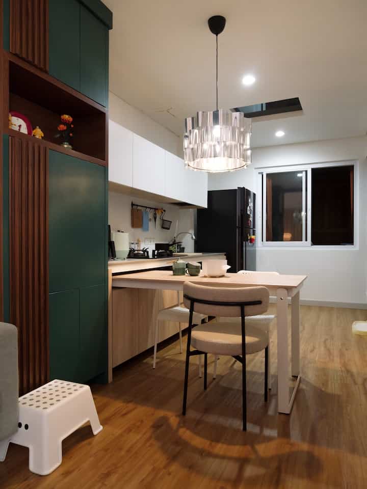 Style kitchen set kami sesuaikan dengan kebutuhan dan area rumah kami. Lantai vynil kami pakai agar rumah terasa lebih homey. Lemari, kabinet, kitchen set semua order custom. Lemari hijau sengaja dibuat dengan warna solid supaya langsung mencolok dan menarik perhatian. Dan dibuat ada aksen garis dari wpc juga. Budget secukupnya sih, ga terlalu mahal tapi ga murah juga.

🪑 Kursi makan baru lebih estetik dan nyaman
🟢 Lemari kabinet hijau supaya ada warna bold
🟤 Lantai vynil supaya lebih homey
⚪️ Backsplash granit tile karena suka dengan aksen kotak garis

#KursiMakan #BacksplashKitchen #KitchenSet #LemariDapur #LantaiVynil #MakeOverDapur #StylingDapur #DapurImpian