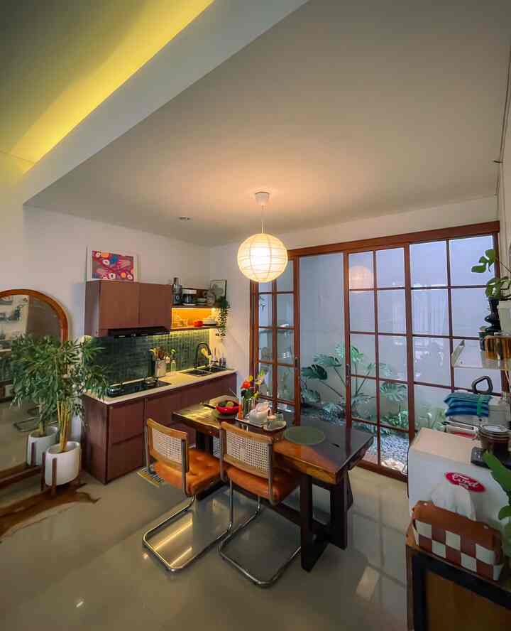 Styling Kitchen & Dinning untuk Dapur Mungil 👩‍🍳

Walaupun dengan ruang terbatas kami tidak hanya ingin memiliki dapur yg fungsional tapi sekaligus estetik menurut kami. Dengan konsep Open Space yg kami tambahkan di Dapur antara lain;
.
🪟Sliding Door Aluminium Kaca-motif serat Kayu. Agar terkesan luas, pencahayaan dan aliran udara cukup, dan estetik dgn aksen kayu.
🎛️ Kitchen Set. Ukuran panjang 2 meter, dengan bahan HPL & Top table Resin putih dan desain minimalis yaitu ambalan dan kabinet atas bawah.
❇️ BackSplash Tiles Hijau Glossy. Agar tidak monoton utk menciptakan aksen warna yg segar.
🍽️ Meja Custom Trembesi & Bench. Dengan looks natural yg masih terlihat pola kayu dan lubang-lubang pada meja dan glossy finished agar tetap safety.
🪑 Custom Kursi Stainless + kayu + rotan. Dari referensi desain furnitur Midcentury Modern dgn tiang stainless steel dan bentuk yg unik.
☕️ Consol table Coffee corner. Dgn tinggi yg ideal 120cm. Untuk penempatan rak gelas, mesin esspreso mini dan keranjang storage.
🎋🪞🖼️ Sisanya kami tambahkan dekorasi artificial plant, art wall, fruit bowl, Vas bunga dan lampu gantung rice paper agar suasana lebih hidup. 

#MakeOverDapur #StylingDapur #DapurImpian #MejaMakanKayu #DesainMejaMakan #KitchenSet #KursiKayuStainless #KursiMidcentury #LampuGantungDapur #BackSplashDapur #TilesBacksplashDapur #TanamanPlastikBambu #AluminiumSeratKayu #RakGelas #coffeecorner 