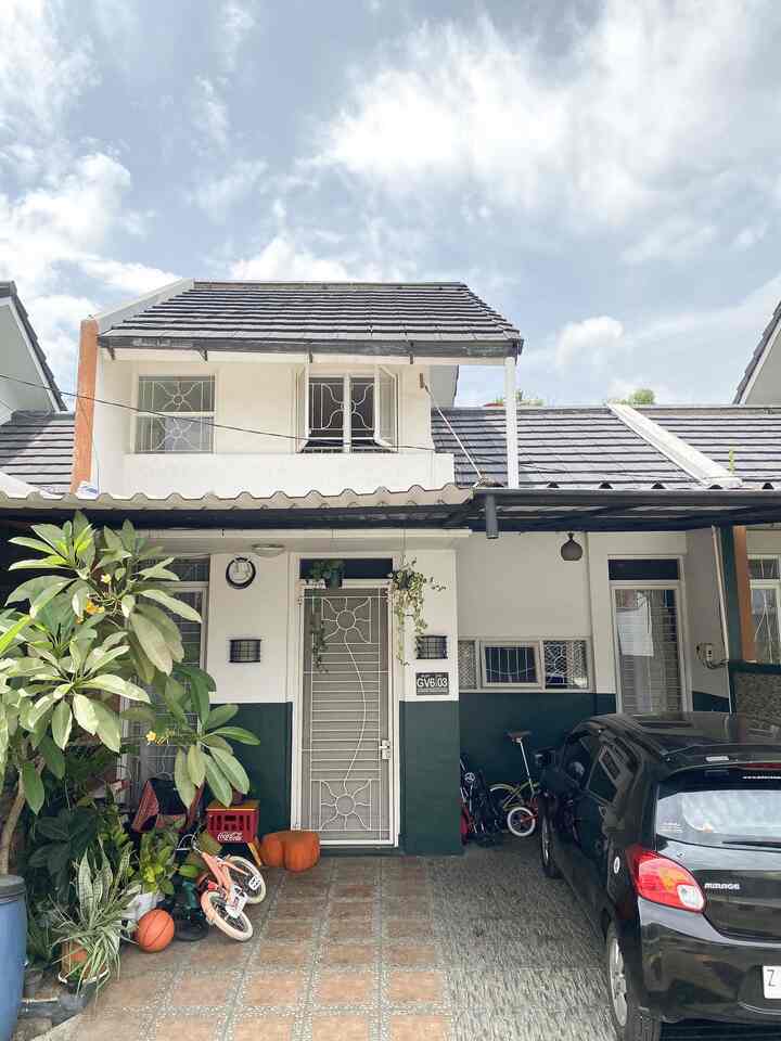 Assalamu’alaikum, welcome everyone🫶🏻
Fasad rumah ini mengusung gaya minimalis dengan sentuhan tropis.  
Desainnya sederhana namun tetap fungsional, dengan perpaduan warna netral seperti putih dan hijau tua yang memberikan kesan bersih, tenang dan alami.

🏡Warna putih pada dinding utama membuat rumah terlihat lebih terang dan lapang, sementara hijau tua di bagian bawah memberikan aksen yang menambah kesan sejuk.

🪟Detail pada pintu besi dan jendela berjeruji dengan motif simple memberikan nuansa yang klasik, pemasangan tersebut tidak hanya menambah karakter pada rumah, tetapi juga memberikan rasa aman✨

🌿 Beberapa tanaman hijau di teras bertujuan menambah kesan asri dan menyegarkan, sehingga membuat tampilan rumah lebih hidup🌱

🤍Rumah ini dibeli dalam kondisi second, di mana sebagian sudah direnovasi oleh pemilik sebelumnya. Beberapa elemen sudah diperbaiki, sehingga kami hanya perlu merubah beberapa part seperti mengganti warna cat agar lebih sesuai dengan selera kami, menambahkan tanaman sebagai sentuhan pribadi, dan memasang kanopi agar lebih teduh. Meski bukan rumah baru, tapi kini tampilannya lebih fresh dan nyaman untuk ditinggali✨🫶🏻

Semoga menginspirasi ya, yu share juga fasad rumah kalian 🫶🏻🤗

#InspirasiFasad #StyleFasad #FasadRumah #CatRumah #CatDinding #TamanRumah #TamanMinimalis #Atapupvc #AtapRumah #RumahMinimalis #TerasRumah #TerasMinimalis #Minimalist #homedecor #Facade #Eksterior