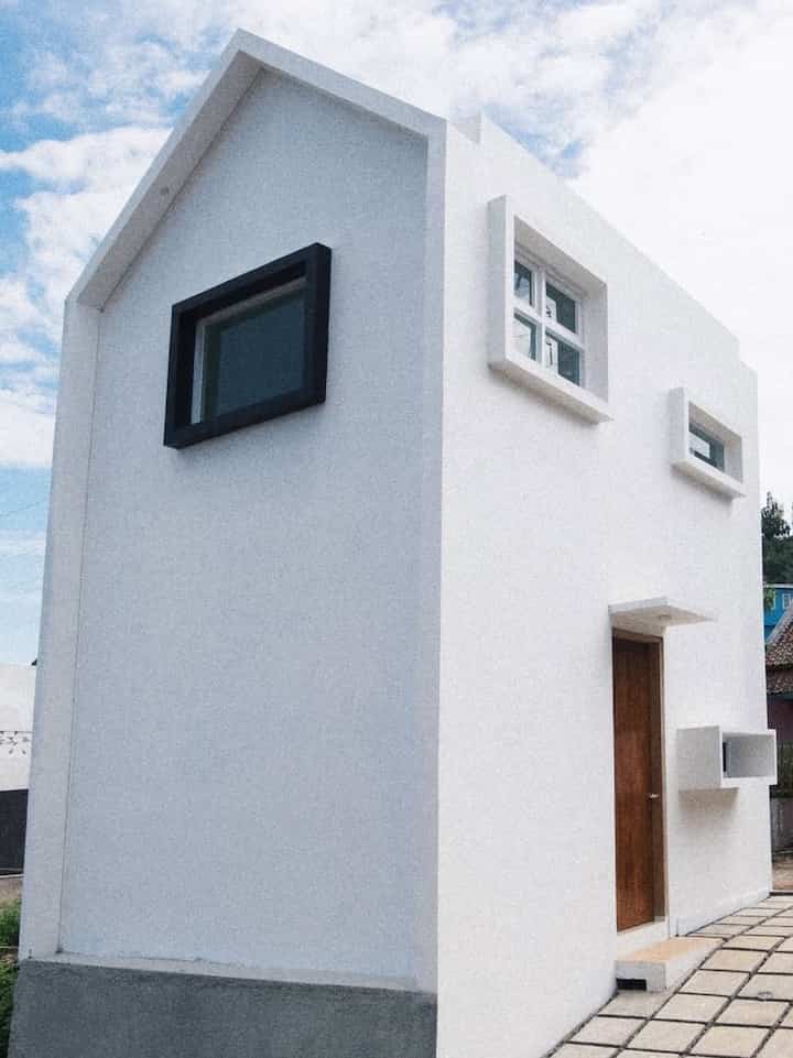 Hay aku mau ngenalin fasad tumbuh rumah inii
Rumah ini tumbuh di atas tanah seluas 83 sqm dengan luas bangunan baru 20 sqm dan mezanin 10 sqm. Karena kami suka rumah yang clean jadi kami memilih konsep rumah minimalis dengan tema scandinavian.

Agar rumah ini tidak terlalu polos :
- kami menambahkan variasi frame tebal di setiap pintu dan jendela 
- pemilihan pintu kayu dan keramik luar bermotif kayu
- menggunakan roaster beton, selain di fungsikan sebagai sirkulasi #udara roaster beton ini juga di fungsikan sebagai variasi agar tidak terlalu polos

#inspirasiFasad
#StyleFasad
#FasadRumah
#CatRumah
#RoasterBeton
#PintuKayu
#JendelaAlumunium

