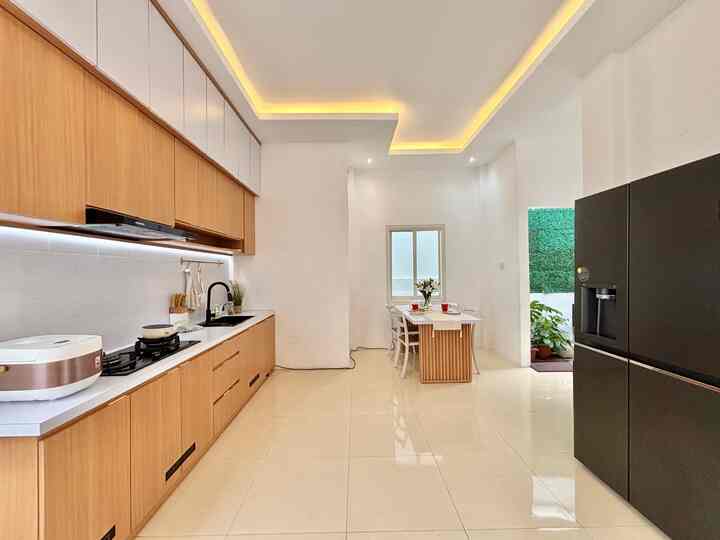 Dapur dan ruang makan di rumah kami tanpa sekat dengan perpaduan warna putih dan coklat kayu agar telihat luas, kami menggunakan kitchenset dengan storage yang banyak agar barang2 bisa tersimpan rapi di dalam, menurutku semakin sedikit barang yang terlihat maka semakin rapi,, bagaimana menurut kalian ?
#mejamakanminimalis #kitchenset #kitchensetminimalis #dapurmakanminimalis #dapursegaris #makeoverdapur #stylingdapur #dapurimpian