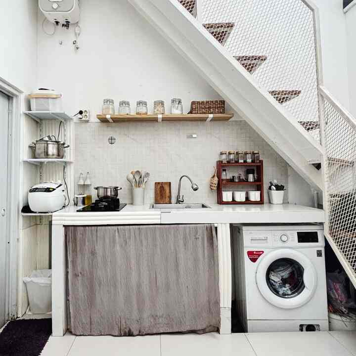 Ini adalah dapur di dalam rumah tumbuh inii, lagi lagi dengan konsep minimalis. Dan masih di dekor seadanya. Karena rumah ini adalah rumah tumbuh jadi dapur kami pun belum menjadi dapur yang permanen. Tapi kami berusaha mendekorasi dapur mungil ini, walaupun dengan dana dan barang seadanya yang penting dapur ini tetap nyaman dan enak di lihat.  
Kalau di tanya dapat inspirasi dari mana, inspirasi dan kreatifitas muncul karena keterbatasan dana (judulnya yang penting punya dapur nyaman) 🤣
Jadi buat kalian yang pengen dapur estetik tp belum ada budget besar, dapur di rumah inii bisa banget jadi opsi dapur sementara low budget tp tetap bisa di maksimalkan kegunaannya 👍
*semoga menginspirasi
#MakeOverDapur
#StylingDapur
#Dapurimpian
#Dapurmininalis
#Backsplashkitchen
#Dapursegaris
#Dapurlowbudget
#Kompordomino
#keranjangrotan 
#sinkkecil

