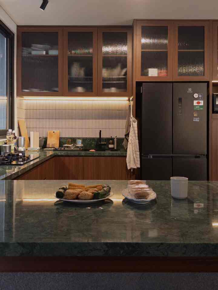 area ini merupakan area favorit kami, terlebih saya krn lebih banyak menghabiskan waktu di dapur. awalnya saya menemukan inspirasi dapur di pinterest dan lgsg jatuh cinta dengan perpaduan warna hijau dan coklat tua. akhirnya kami memutuskan untuk membuat dapur serupa, dgn tambahan “warung” sebagai area meja makan. 

#stylingdapur
#dapurimpian
#kitchenset
#diningroom
#mejamakanimpian
#warungdirumah