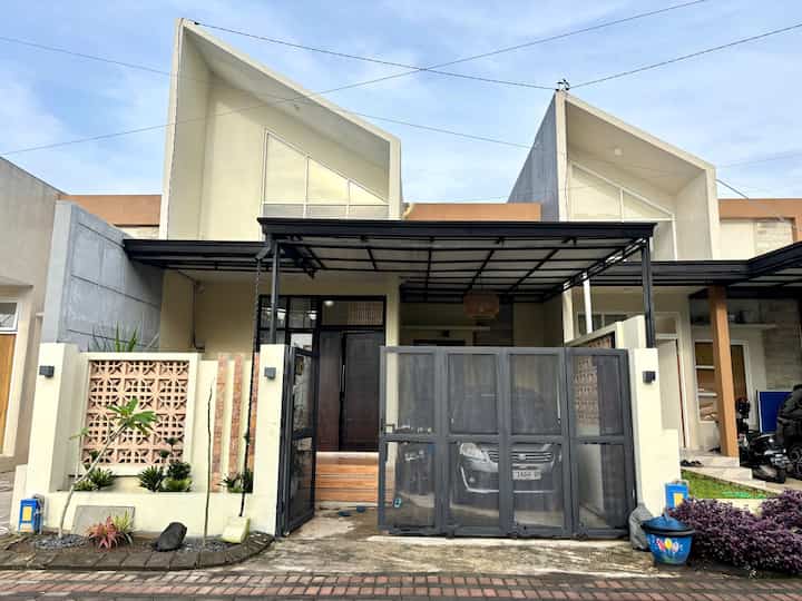 ini merupakan fasad  di ruma.dyaksa, fasad ini masih asli dari developer hanya kami renov untuk bagian depan saja. Setahun yang lalu kami memutuskan membuat sebuah pagar tembok yang kami beri jarak 30cm untuk ditanami tumbuhan serta bagian carpot menggunakan pagar hitam besi minimalis berwarna hitam.

#InspirasiFasad #StyleFasad #FasadRumah #PagarRumah #RosterBeton #BatuAlam #PagarBesiMinimalis #PagarRumahMinimalis