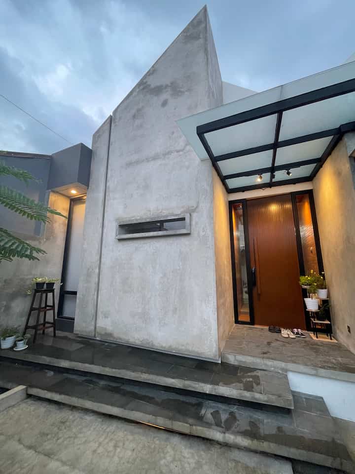 Mendesain rumah adalah tugas berdua. Rumah ini adalah rumah pertama kami setelah 6 tahun menikah. Wajar jika salah satu dari kami punya keinginan dan impian khusus.

Supaya adil, kami membagi keinginan tersebut menjadi dua. Dimulai dari fasad rumah adalah bagian suami, dan interior adalah bagian untuk istri.

Suami ingin tampilan fasad se-industrial mungkin, tanpa di cat. Agar terlihat maskulin dan gagah. Bentuk fasad segitiga dengan garis tali air, sengaja dibuat agar mudahkan air turun ke tanah ketika turun hujan. 

Sedikit tips dari kami, jika ingin memiliki rumah dengan fasad industrial ekspose, jangan lupa lakukan finishing menggunakan cat coating. Wajib re-apply tiap 6 bulan hingga 1 tahun sekali ya ☺️

#InspirasiFasad #StyleFasad #FasadRumah #PagarRumah #PagarRumahMinimalis #WarnaCatPagar #PlafonPVC #CatRumah #KursiTeras #RosterBeton