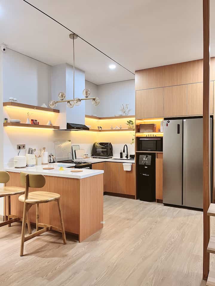 Konsep open space menghubungkan area kitchen dan dining yang terlihat berjarak, tetapi masih menjadi satu kesatuan dikarenakan tidak adanya sekat yang menghalangi. Area ini mengusung tema japandi minimalis.

Dengan menerapkan triangle pada dapur, memudahkan proses memasak. Dibuatnya island table menjadi spot favorit saat sarapan maupun tea time, atau untuk sekedar menaruh hidangan ketika meja makan digunakan menjamu keluarga dan kerabat.

#DapurMinimalis #KitchenSetMinimalis #MejaMakanMinimalis #JapandiKitchen #MakeOverDapur #StylingDapur #DapurImpian #OpenSpace