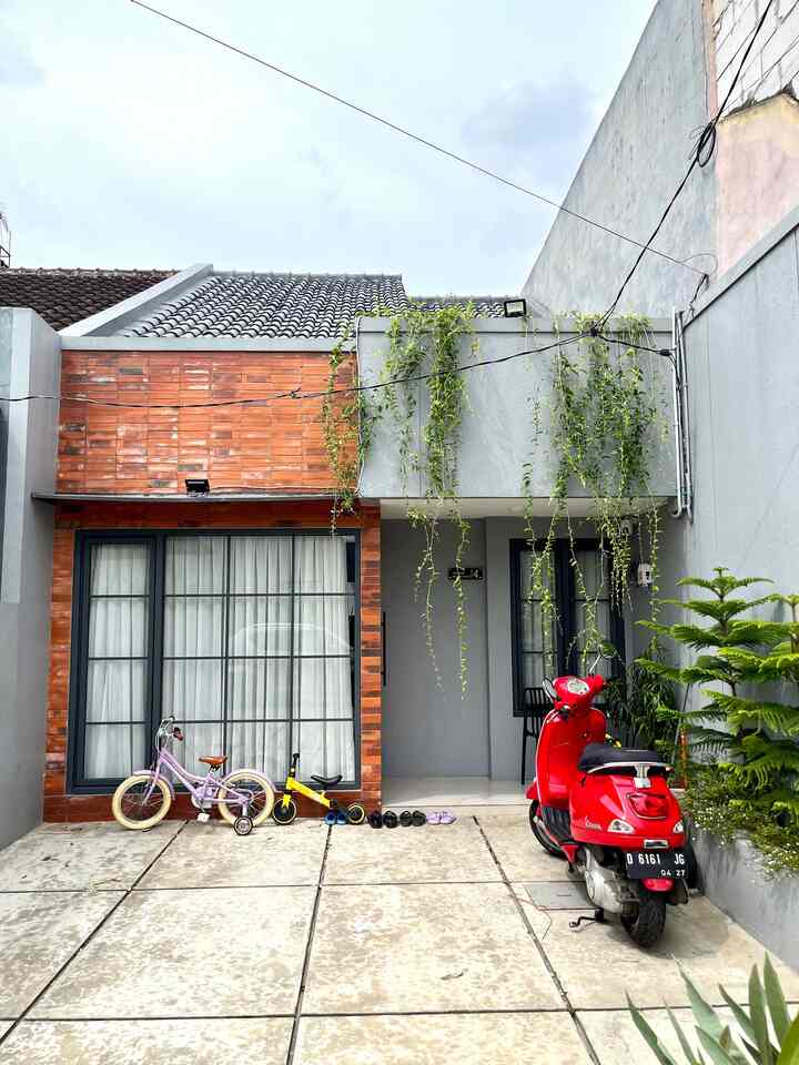 Hi, ini fasad rumah minimalis kami yang menggunakan aksen bata ekspose dipadukan dengan jendela besar untuk memberikan pencahayaan yang banyak. Untuk lihat fasad sebelum direnovasi, slide sampai akhir yaa ☺️🏡✨ #DindingBataEkspose #KusenAlumunium #TanamanLeeKwanYew #LeeKwanYew #DindingAcianEkspose #InspirasiFasad #StyleFasad #FasadRumah #FasadRumahMinimalis 