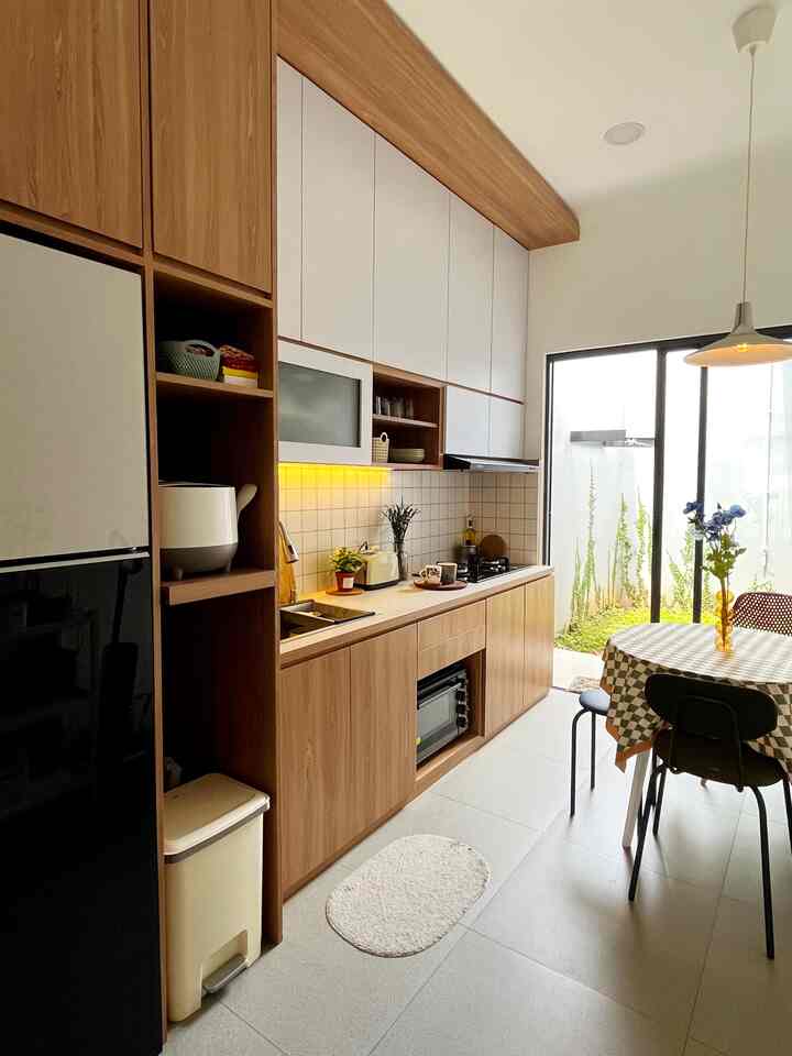 Ruangan makan minimalis yang terinspirasi dari Pinterest 😆 dan menyatu dengan area dapur ✨
#MejaMakanMinimalis #DapurMinimalis #KitchenSet #DapurSegaris #DapurModern #DapurMungil #MakeOverDapur #StylingDapur #DapurImpian