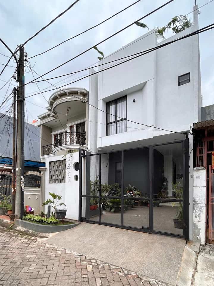 Fasad rumah dengan style minimalis, kami pilih bentuk geometri sederhana dengan kombinasi kotak dan lingkaran agar lebih dinamis.
Karena hanya lebar 6 maka kami memilih warna putih agar kesan lapang dan bagian bawah warna abu tua agar kesan base yang kokoh. Material hanya kombinasi cat putih, hitam, dan cement look agar lebih budget friendly. 
Dengan pagar expanded metal rangka besi hollow yang juga cukup murah dengan warna hitam agar lebih kontras tapi kekinian. Dinding pagar dikombinasi dengan roster agar tidak terlalu masif dan memberi elemen dekoratif pada fasad yang sederhana ini.

 #PagarRumah #CatRumah #Cementwashed #Roster #CatMinimalis #InspirasiFasad #StyleFasad #FasadRumah