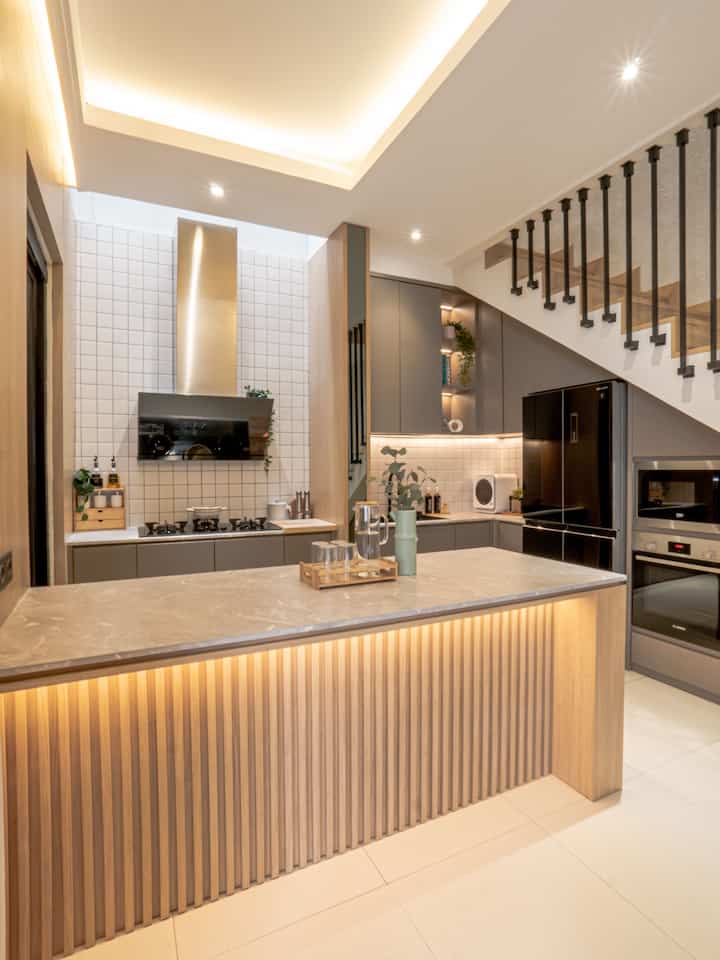 Bagi kami, dapur adalah jantungnya rumah. Karena setiap sajian diciptakan dan dinikmati disini. Jadi kami mendesain sendiri dapur ini senyaman mungkin. 

Karena space yang terbatas, meja island digunakan sebagai preparation,  meja makan dan juga kabinet penyimpanan. Sebagian besar kabinet di dapur kami tertutup biar lebih clean dan rapih. Antara area kompor & sink terdapat kolom, jadi kita tutup pake wallpenel dan cermin bronze. Cermin untuk efek ruangan jd lebih luas, wallpanel sendiri untuk kamuflase biar enak diliatnya.

Pemilihan tone warna kayu dan mocha memberikan kesan homey pada dapur ini. Oh iya, di dapur ini bagian atas kompor menggunakan skylight, jadi  gak perlu menyalakan lampu di siang harinya.

#dapurimpian #stylingdapur #dapurminimalis #kitchenset #dapurergonomis #kabinetdapur #dapurfungsional #makeoverdapur



