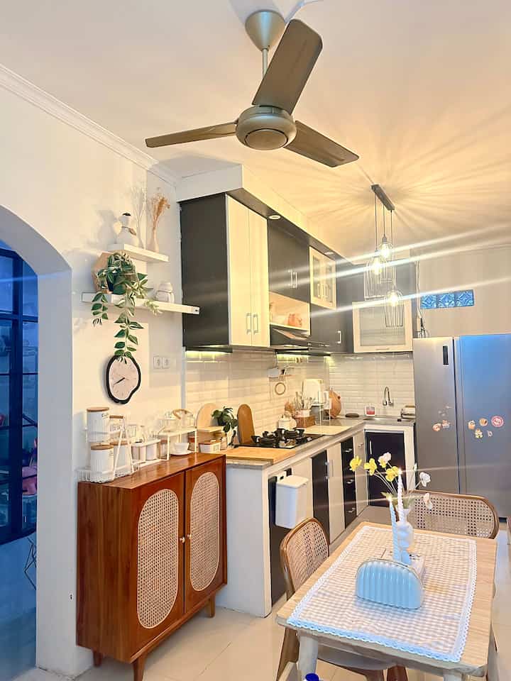 Dapur berukuran 3x 2,5 m ini bernuansa white,black and wood

-Untuk kabinet atas bawah dibuat banyak ruang agar penyimpanan barang lebih rapi maksimal
-disudut terdapat coffe corner minimalis agar tidak terkesan penuh 
 
Meskipun ini dapur bersih,tapi sering jg saya memasak disini dan setelah itu wajib langsung dibersihkan agar terlihat look yg clean
-semoga menginspirasi teman2 ya 🥰

#mejamakanjati #tanamanartificialikea #tanamanhiaspoppy #tempattissu #raksisipikea #lampuhias #talenankayu #lampudapur #makeoverdapur #stylingdapur #dapurimpian