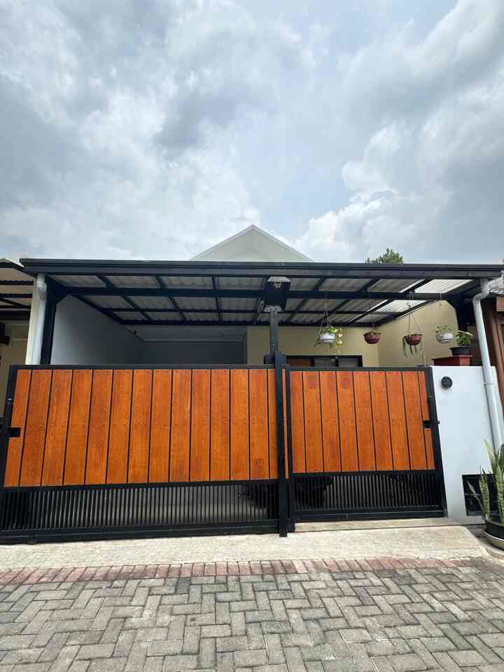 Facade Minimalis Modern 🏡

Gaya fasad dirumahku adalah minimalis modern. Walaupun simple, tapi terasa hangat karena kami memilih material ini:

🖤 Pagar besi yang dicat hitam dengan kombinasi wood plank agar terkesan hangat.

🖤 Canopy material galvanis agar tahan lama dan dicat warna hitam supaya menyatu dengan pagar, dan atap upvc twin layer supaya tahan lama.

🖤Jendela kaca yang besar agar sinar matahari bisa masuk maksimal.



#InspirasiFasad
#StyleFasad
#FasadRumah
#PagarRumah
#PagarRumahMinimalis
#WarnaCatPagar
#CatRumah
#RumahMinimalis
#RumahMinimalisModern