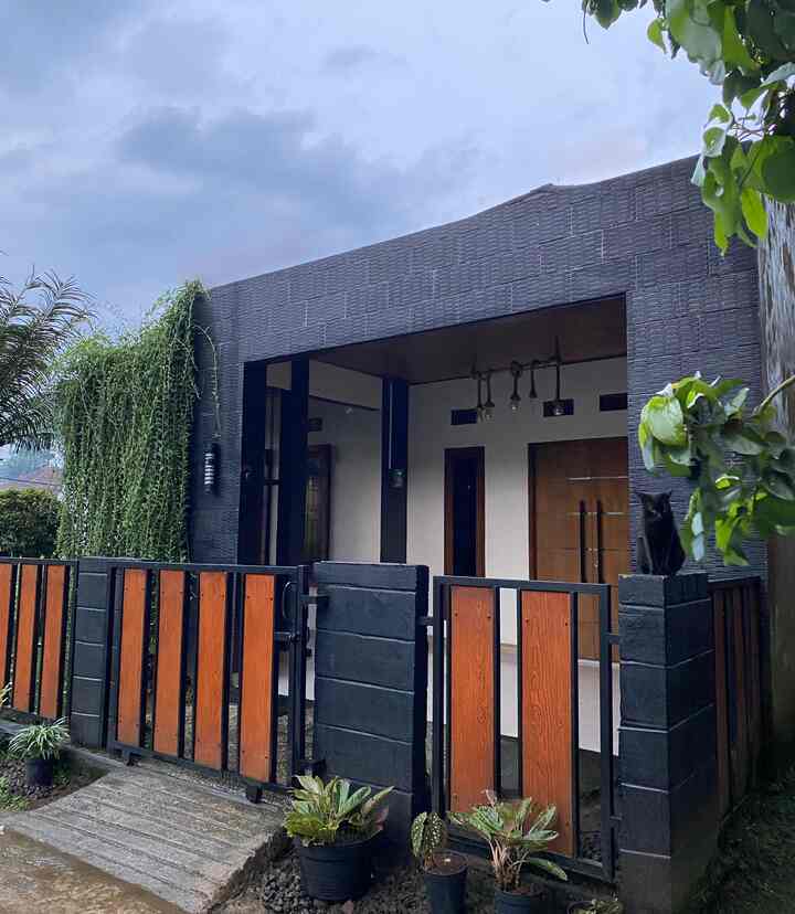 Fasad minimalis satusatunya di tempat tinggalku ini jd icon dengan bentuk kotaknya yg hitam harapannya memberikan look yang simple tapi berkarakter 

Cat hitam di bagian pagar memberi kesan maskulin dan kramik centro jd pilihan terbaik untuk jangka panjang 

#InspirasiFasad #StyleFasad #FasadRumah #bananaahome #pagarrumah #catpagarhitam #plavonkayu #lampugantungtambang 