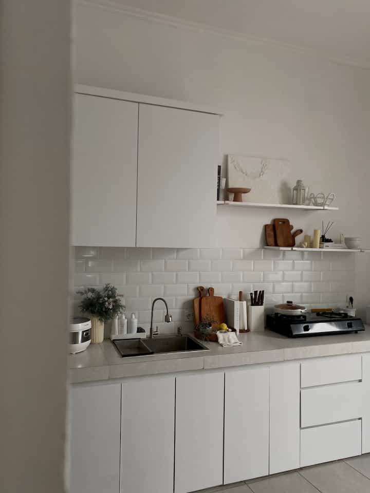 Tips Dekorasi Dapur Low Budget

Mempercantik ruangan ngga selalu harus “mahal” loh, salah satunya kamu bisa pakai barang yanh sudah ada di rumah. Seperti talenan kayu yang bisa dipakai untuk dekorasi, tanaman artificial kecil, dan nampan anyam yang saya beli di pengrajin di yogyakarta. Hampir semua dekorasi item di rumah saya dibawah 50.000 loh.

Untuk inspirasinya biasanya saya liat di pinterest & instagram konten kreator luar indonesia 🤍✨

#backsplashdapur #talenankayu #Makeoverdapur #Stylingdapur #Dapurimpian