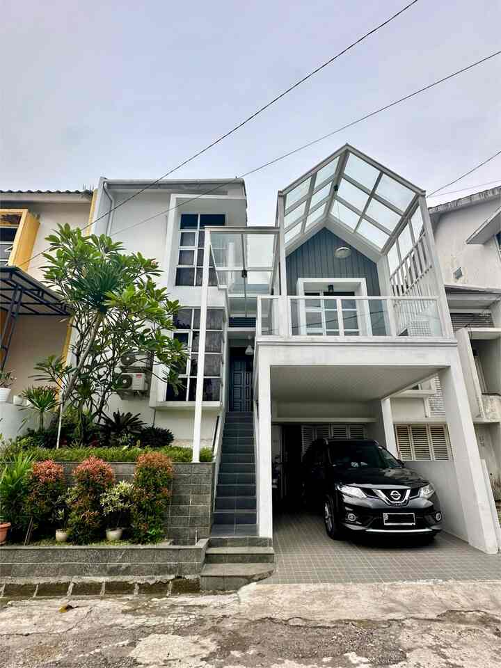 • Fasad Rumah Dominan Kaca •

Hello, O!House friends, fasad Himfari’s House terdiri dari banyak kaca, mulai dari jendela besar-besar, railing kaca, juga kanopi kaca.

Aku menyukai penggunaan kaca karena memaksimalkan cahaya matahari masuk ke dalam rumah, karena rumahku ada di Bogor yang sering banget mendung dan hujan. 

#InspirasiFasad
#StyleFasad
#FasadRumah
#PlafonPVC
#KambojaPink
#KeramikGrid