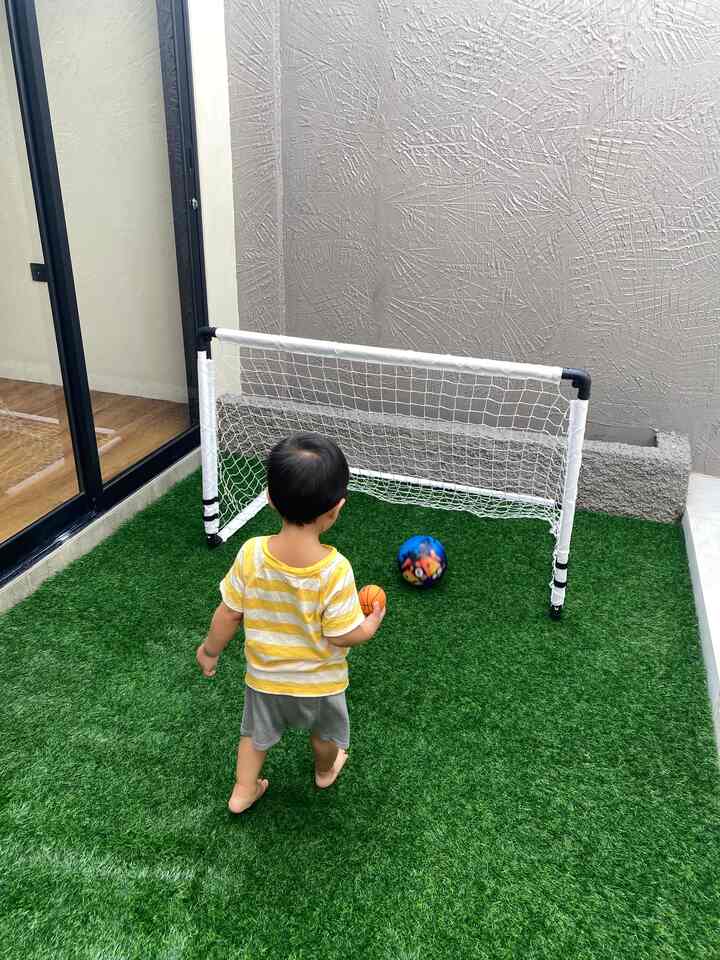 Open space home with mini garden kering di dalam rumah, cocok buat area main toddler tp pny rumah kecil .. area ini 2x2,5m 🥰 
#minigarden #Openspacehome #homegarden #homesweethome 