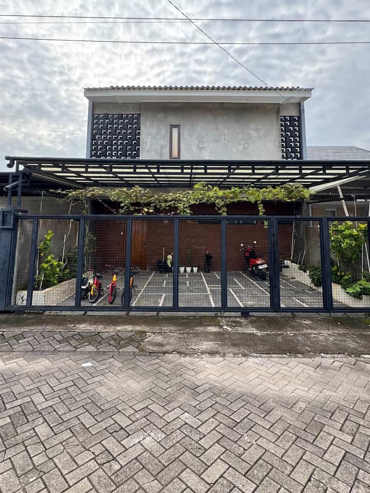 Halo ini fasad rumah kami, kusebut rumah ganteng hehehe soalnya warna natural semua yang kami pilih, yap tema industrial sangat nampak yah ☺️
Menggunakan semen ekspos, cat hitam, serta acian yang jadi on point banget.
Konsep rumah yang memiliki kesan jujur dan apa adanya, dan Salah satu alasan mengapa bangunan berkonsep industrial kami minati karena tampilannya yang estetik. Karena itu, wajar jika konsep ini tidak hanya diterapkan pada hunian tetapi juga pada kafe-kafe kekinian hingga restoran dan area perkantoran di pusat kota.

#InspirasiFasad
#StyleFasad
#FasadRumah
#RumahIndustrial
#PagarIndustrial
#SemenAcian
#BatuBataEkspos
#InspirasiRumahIndustrial