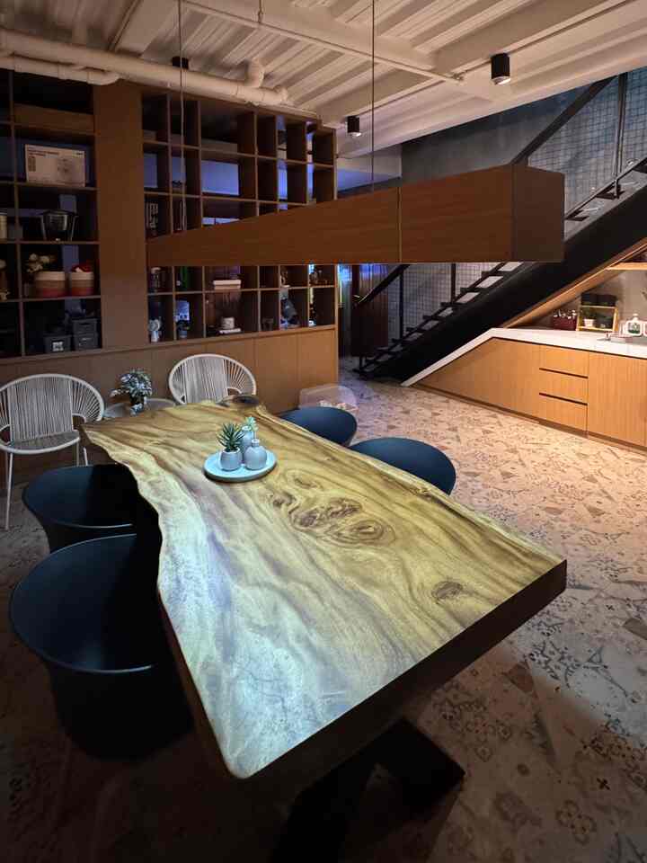 Salah satu tempat favorit kami di rumah, disini bisa berjam-jam kami menghabiskan waktu sambil makan, sambil ngobrol, sambil bermain bersama anak-anak 🥰

#MakeOverDapur
#StylingDapur
#DapurImpian
#InspirasiDapur
#DiningRoom 
#InspirasiDapur
#TempatFavoritRumah