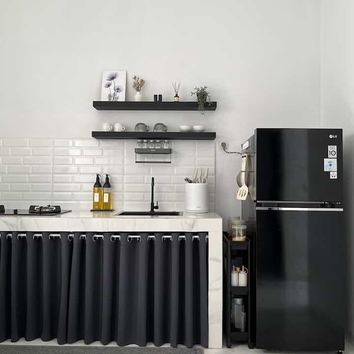 Dapur minimalis di rumah kami👩🏻‍🍳🍳🍽️
-
Dapur di rumah kami didominasi dengan warna hitam, putih dan abu. Kami sengaja memilih warna-warna ini agar sesuai dengan tema rumah kami.
-
Selain itu, di dapur kami sengaja kami letakkan sedikit barang sesuai kebutuhan kami agar memberikan kesan clean dan rapi.

#DapurMinimalis
#Backsplashkitchen
#MakeOverDapur
#StylingDapur
#DapurImpian