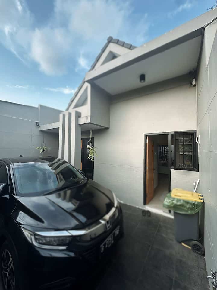 Fasad rumah Y.A House bisa dibilang simpel dan minimalis. 
Gaya fasad memang kami sesuaikan dengan tema rumah yang sederhana tapi tetap terlihat homey. 
Kami memilih warna fasad dan tampilan depan rumah dominan abu muda dan tua, supaya bisa dipadupadankan dengan Kayu Jati dan Kusen dengan cat hitam. 
Material yang kami pilih pun tidak beragam, hanya saja diberikan sentuhan conwood pada dinding exterior supaya ada kesan sedikit Industrial. 

#inspirasifasad #stylefasad #fasadrumah #catrumah #dindingconwood #terasrumah #keramikcarport #inspirasilampuoutdoor #stylepintuutama #pintujati

