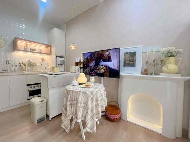 Kitchen set yg aku gunakan berbahan HPL dengan warna ivory doff merek Taco di buat dengan warna creamy agar rumah mungil tetap terlihat luas, biarpun mungil aku ttp menggunakan Island untuk memasak sekalian untuk meja makan , karna kami hanya tinggal ber 3 terkadang meja island bisa di ajustable jd besar , agar hemat space , inspirasiku aprtemen" mungil di Korea dengan warna" cream & design minimalis yg lucu maka itu dekorasinya aku buat dengan sedikit pernak pernik lucu sebagai hiasan seperti jam & vase" kecil di ambalannya , mempercantik rumah tips dari aku yang low budget tp yg lucu bisa jadi pemanis ruangan tersebut dan untuk kitchen sendiri jadi kita betah masak belama-lama disana #makeoverdapur #stylingdapur #dapurimpian #dapurcompact #dapurmungil #dapurkecil #dapurcantik #Dapurtanpakabinetatas 