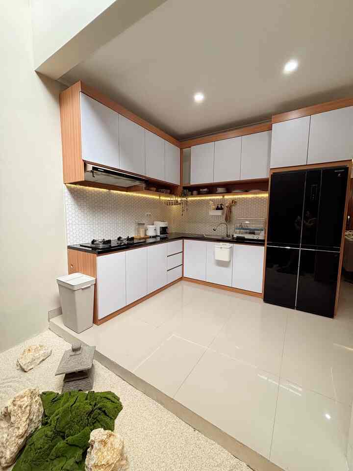 Dapur impian masha Allah. Selalu pengen punya dapur minimalist yang temanya japandi ✨

Perpaduan warna putih & wood, yang didominasi sama kabinet tertutup biar lebih rapi keliatannya 

🌳 Karena ada tanah lebihan, sebelahnya dapur aku buat zen garden (taman kering). Bikin nuansa rumah jadi lebih fresh

☀️ Sekaligus jadi area bukaan cahaya, karena bagian atap nya aku pakai solarstuff yang transparant 

🪵 Sebagian tanah lebihan lagi aku jadiin area multifungsi dengan alas decking kayu, ini biasa jadi area ibadah & santai santai

🌑 Area decking kayu ini aku tutup dengan kanopi alderon yang putih supaya teduh, jadi kanopinya 1/2 teduh 1/2 transparant

Casazenna rumah konsep open space, jadi area dapur langsung terhubung dengan dining area. 

🪑Meja & kursi bergaya japandi yang simple & minimalist tapi fungsional 🫶🏻

#KitchenSet #KitchenSetMinimalis #KitchenSetJapandi #DapurMinimalis #DapurLetterL #DapurModern #TamanKering #TamanIndoor #ZenGarden #DeckingKayu #DiningArea #MejaMakanMinimalis #MakeOverDapur #StylingDapur #DapurImpian