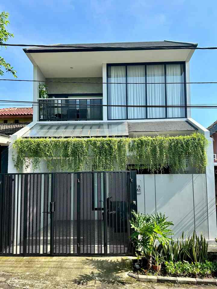 Bikin Adem Fasad Rumah di Lahan Terbatas 

Rumah dengan luas 6x12 ini, karena lahannya full untuk kebutuhan fungsional di bangunan jadi sisa lahan untuk taman hanya sedikit.
Salah satu cara supaya tetap nyaman dan adem, kami menggunakan tanaman gantung lee kwan yew sepanjang lebar rumah.
Tanaman lee kwan yew dibuatkan planter box yang sudah dibuat saluran pembuangannya ke selokan depan rumah, dan sudah dibuat saluran air bersih untuk menyiram. Tanaman langsung ditanam ke tanah tanpa menggunakan pot. Saat tanaman semakin panjang, membuat teras rumah adem dan dari luar terlihat asri.
#InspirasiFasad
#StyleFasad
#FasadRumah
#FasadModernIndustrial
#RumahCluster
#Homedesign
#Rumahdilahan72m2
#TanamanGantung
#LeeKwanYew