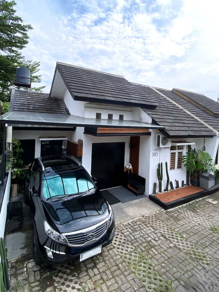 —— Facade Rumah Cluster Mungil

Hai tetangga O!House, 
ketemu lagi sama fasad rumah cluster mungil ini. Fasad yang sekarang, sudah lebih sesuai dengan tema rumah #WarmandBold ini.
Walaupun makeovernya masih low budget, tapi Alhamdulillah sudah sesuai sama keinginan aku dan suami 🤎🖤

Rumah mungil satu lantai ini, modelnya masih bawaan developer, kami hanya mengubah cat exterior jadi warna putih dari awal pindah, agar lebih terlihat cerah dan bersih. Sekarang sudah ditambah dengan nuansa warna kekayuan pada plafon, aksen wallpanel pvc pada dinding dan mengganti decking kayu di taman mini, juga tetap menggunakan warna hitam pada beberapa material, agar sesuai dengan tema rumah kami. 

Semoga menginspirasi 🤎🖤🤍

#PagarRumah #GarasiMobil 
#PagarRumahMinimalis  #WarnaCatPagar #PlavonPVC #TamanMini #Tamanmungil #DeckingKayu #PavingBlock #KanopiKaca  #CatRumah #CatExterior #KursiTeras #RumahCluster #RumahMungil #RumahDeveloper #RumahMinimalis #RumahKecil #Exterior #ExteriorInspo #Facade  #InspirasiFasad #StyleFasad #FasadRumah 