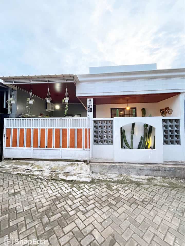 Fasad rumah minimalis ✨

Fasad rumah minimalis ini model nya sangat minimalis klasik dengak cat berwarna putih yang di padukan dengan warna abu dan pagar berwarna putih dan coklat kayu.

Di bagian pagar kami gunakan pagar besi galvanis berwarna putih dengan wood plank berwarna cokelat kayu. Di bagian sebelah nya kami bikin pagar roster dan di tambah arch untuk menanam kaktus agar ada kesan segar tanaman hijau karena kami tidak memiliki halaman untuk taman.

Semoga menginspirasi🤗

#InspirasiFasad #StyleFasad #FasadRumah #PagarRoster #PlafonPvc #PagarRumahMinimalis #WarnaCatPagar #CatEksterior #RumahMinimalis