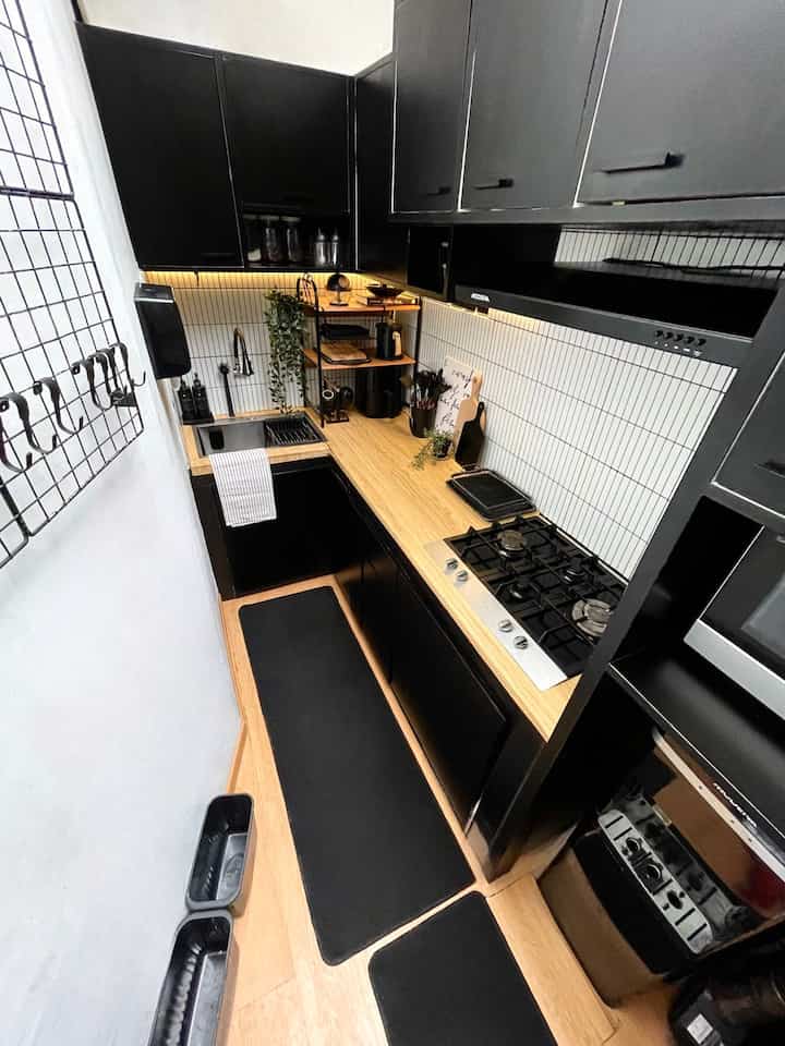—— Kitchen Styling

Hai tetangga O!House!
Kita mau bahas tentang styling seputar dapur di Lolla House yang aku sebut gang senggol ini..

Karena space area yang terbatas, jadi kami memutuskan untuk menambahkan storage dengan custom kitchen set warna hitam dan dipasang full sepanjang area dapur. 

Kita juga #makeoverlowbudget dengan mengganti keramik backsplash warna putih dengan motif minimalis agar terlihat lebih cerah dan rapi. 

Untuk dekorasi, kami tetap di dominasi tone warna hitam dan kekayuan agar tetap senada dengan tema dapur. Peralatan dapur, dekorasi dan juga furniture ini biasanya kami dapatkan di e-commerce atau toko home furnishing seperti #IKEA #Informa atau #AceHardware 

Semoga menginspirasi 🖤

#KesetDapur #Sinkdapur #komportanam #cookerhood #vynillantai #rakoven #airfryer #KitchenSet #KitchenSetMinimalis  #Backsplashkitchen #DapurMinimalis #DapurSegaris #DapurModern
#DapurMungil #MakeOverDapur #StylingDapur #DapurImpian #RenovasiDapur #makeoverlowbudget #kitchen #kitchendecor #kitchenstyling #dapur #dapurmodern #dapurkecil #dapurmungil 