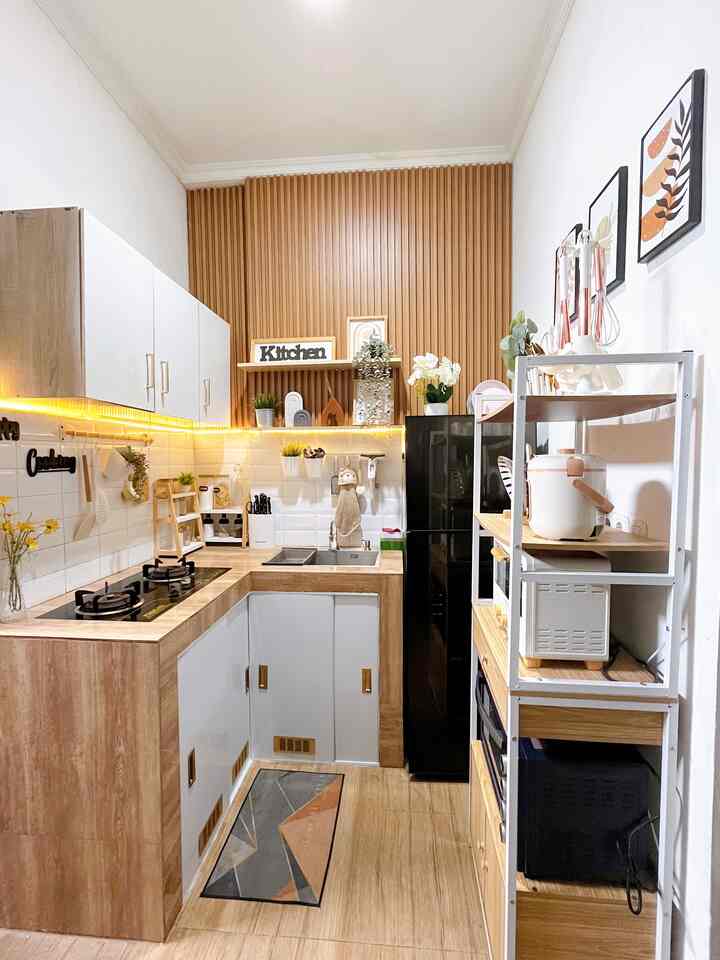 Dapur mungil ✨

Dapur ini belum ada kitchenset nya, tapi agar lebih nyaman kami makeover DIY sendiri dengan low budget menggunakan penutup lemari kolong dapur dari plafon PVC dan untuk kabinet atas nya kami beli online.

Bagian top table kami gunakan granit ukurna 60x60 cm berwarna serat kayu dan backsplash bevel motif bata putih.

Di dapur ini kami menggunakan style ala-ala japandi dominan berwarna white and wood.

#MakeOverDapur #StylingDapur #DapurImpian #GranitDapur #BacksplashDapur #PlafonPvc #Wallpanel #CatDinding #CatRumah #Komportanam #Sink
