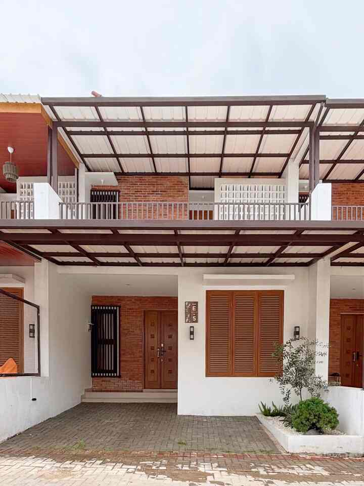 Casazenna hunian cluster bertema bali, pertama kali liat design rumah ini langsung jatuh cinta pandangan pertama 🫶🏻✨

🟠 Perpaduan jendela kayu klasik, dinding bata tempel terracota & cat putih bikin nyaman buat dipandang 

🏠 Walaupun semua rumah design sama karena bawaan developer. Tapi aku bisa berekspresi lewat taman depan & juga penggunaan kanopi. 

🌳 Aku pilih menambahkan taman yang minimalist supaya menambah kesan fresh & tidak gersang. 

☀️ Pilih kanopi dengan design & simple & minimalis juga supaya bisa mengimbangi design rumah yang juga simple 

5️⃣ Sentuhan kecil dibagian nomor rumah, dengan design ukiran mempercantik tampilan fasad rumah

#JendelaKayuKlasik #BataTempelBevel #TamanMinimalist #TamanDepanRumah #KanopiAlderon #Kanopi #FasadRumah #StyleFasad #InspirasiFasad
