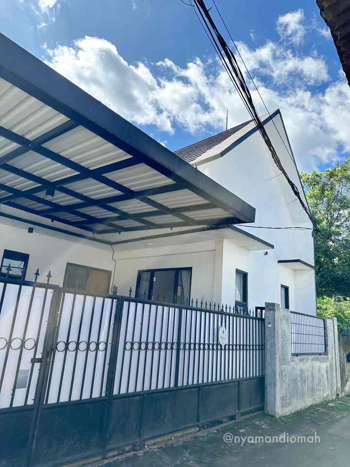 Monochrome facade at @nyamandiomah

Atap segitiga mengambil gaya scandinavian house, dengan desain dan warna minimalis.

Kombinasi cat warna putih dengan list hitam adalah tema garis besarnya. Untuk jendela, kanopi dan pagar juga mengikuti tema warna monokrom.

#kanopialderon #pagarrumah #InspirasiFasad #StyleFasad #FasadRumah #nyamandiomah