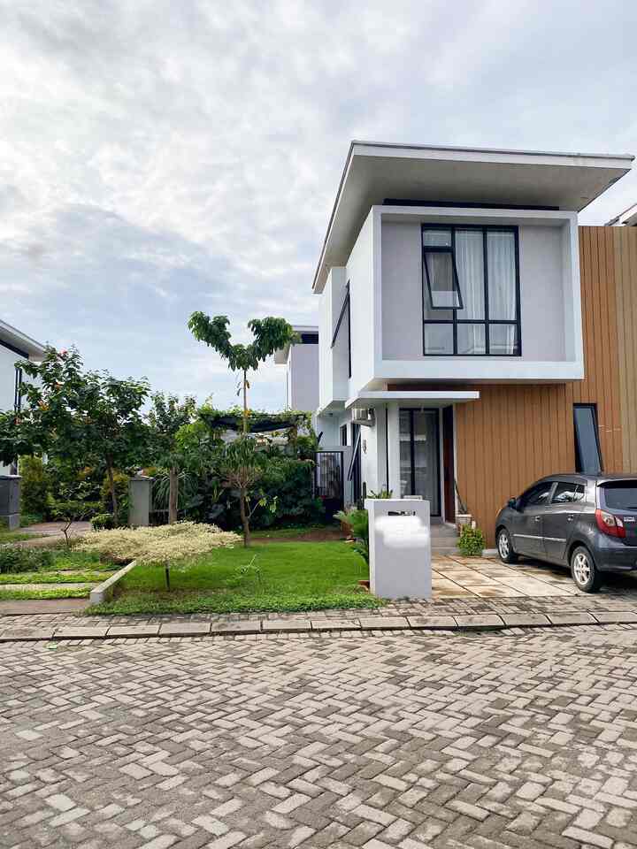 Ini adalah fasad bawaan developer yang dimana saat satu tahun lalu kami melihat fasad rumah ini langsung jatuh cinta

Fasad tanpa genteng ini menjadi ciri khas pada area perumahan kami , salah satu nya rumah yang kami tempati ini

Fasad dengan gaya modern seperti ini teteap terlihat minimalis sesuai dengan konsep yang kami ingin terapkan

Posisi rumah kami yang hook membuat fasad rumah kami terasa lebih kokoh karna bersanding langsung dengan area terbuka hijau yang ada di samping rumah kami

#catdinding
#jendelakaca
#inspirasifasad
#stylefasad
#fasadrumah
#segehouse