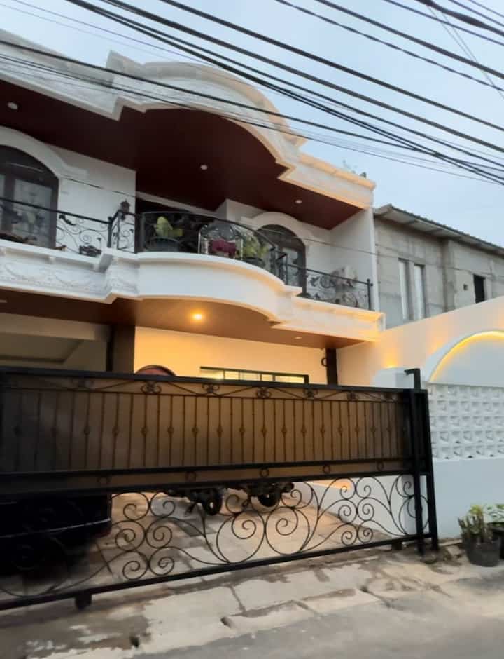 Fasad rumah kami tidak banyak berubah hanya menambahkan roaster dan ubah cat menjadi putih. Mengganti plafond menggunakan PVC agar ada sentuhan kayu menambah estetika rumah.

Pagar dibuat tidak tertutup rapat dengan fiber agar kami bisa melihat luar rumah dari bawah pagar.

#inspirasifasad #stylefasad #fasadrumah #catrumah #dindingconwood #terasrumah #keramikcarport #inspirasilampuoutdoor #stylepintuutama #pintujati