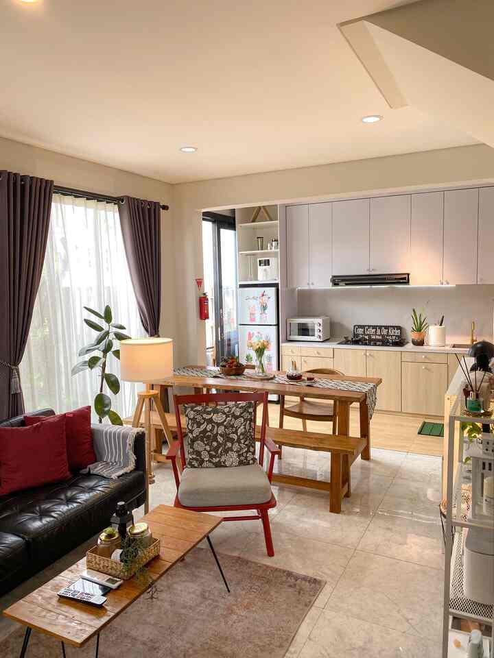 Dapur dengan full kabinet menurupakan salah satu cara mengoptimalkan penyimpanan di area rumah di lahan terbatas

Mengusung konsep open plan , dapur dan meja makan serta ruanv keluarga bersatu dalam satu area tanpa sekat pembatas

Karna kosep open space , untuk dekorasi dapur dan meja makan kami tetep mengusung tema minumalis karna bisa membuat dapur tetep rapih dan bersih . Untuk bumbu dan perlengkapan lain nya ada di dalam kabinet dapur.

Pilihan dapur dengan seperti ini sangat cocok untuk kami yang memiliki area terbatas yang ingin mengoptimalkn dapur dan meja makan tetep fungsional tapi tetap tertata rapi 

#kabinetdapur
#kitchenset
#makeoverdapur
#stylingdapur
#dapurimpian
#segehouse