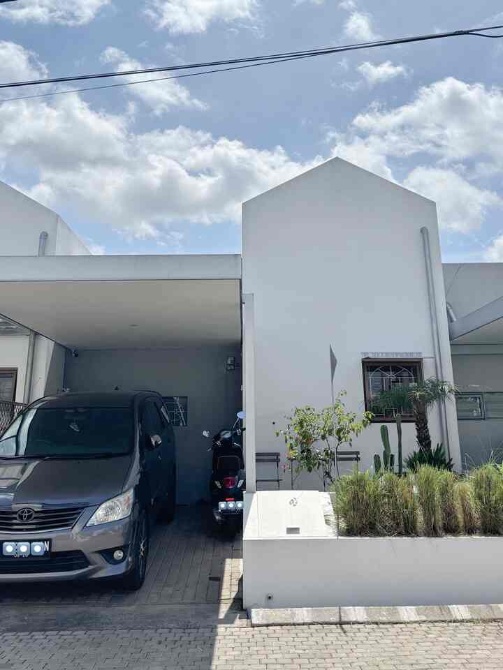 Fasad awhouse.

pertama kali liat rumah ini udah jatuh hati sama fasad nya yang unik dan menjadi ciri khas rumah disini. dengan konsep yang minimalist dan modern

rumah ini udah pakai kanopi dengan dibalut pvc dan besi untuk penyangga nya, ada area santai kita pakai 1 set kursi ada juga tanaman di fasad ini.

semoga menginspirasi🩵

#InspirasiFasad #StyleFasad #FasadRumah #Kursiteras #fasadinspo #kanopirumah #kanopialderon #kanopibesi #tamanrumah