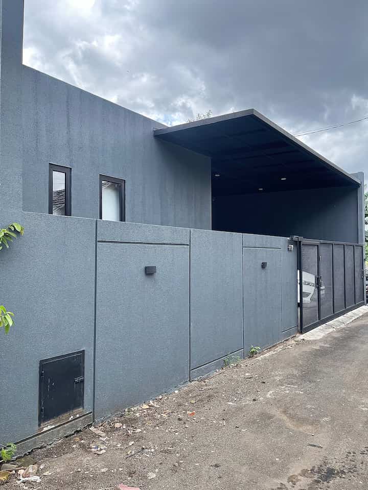 “Flat” itu adalah diksi yang kami gunakan untuk menggambarkan fasad #tentramdihuni tidak banyak menggunakan warna. Hampir semua sisi menggunakan cat tekstur warna abu yang dipadukan dengan kanopi dan pagar hitam membuat rumah kami terlihat semakin flat dan maskulin. 
Untuk menyeimbangkannya kami beri sedikit pemanis dengan roaster dan lantai serta plafon motif kayu. 

#fasadminimalis #pagarminimalis #cattekstur #plafonpvc #granitmotifkayu #andesit #roaster #InspirasiFasad #StyleFasad #FasadRumah