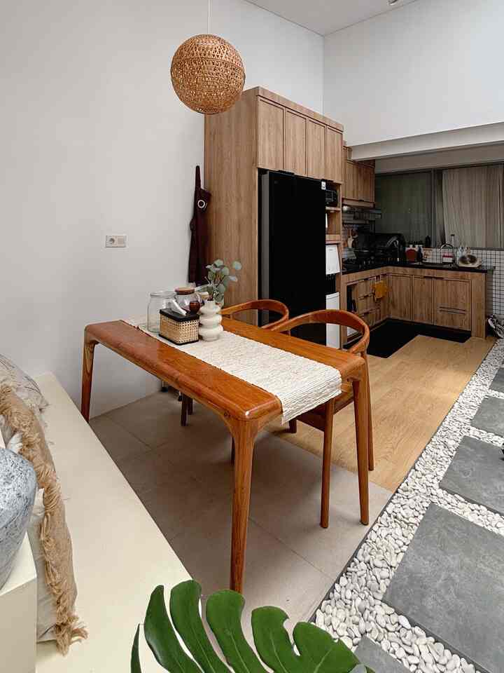 Kitchen & dinning area awhouse

kitchen dan dinning area ini menyatu dengan satu lahan di halaman belakang rumah, untuk meja makan dan kitchen set nya kita custom disesuaikan dengan ukuran ruangan.

karna rumah ini minimalist tips untuk styling nya pastikan ukuran nya pas dengan ruangan ya! bisa diukur terlebih dahulu sebelum membeli, bisa beli barang yang sudah jadi atau bisa juga custom furniture! ini bisa menjadi kedua pilihan

untuk tone warna kitchen dan dinning area nya kita memakai warna natural nuansa kayu. 

semoga menginspirasi🩵🤍

#Dapurminimalis #dapursegaris #Dapurmodern #dapurmungil #Makeoverdapur #StylingDapur #DapurImpian #kitchenset #kicthensetminimalis #kitchensetinspo #backsplashmosaic #komportanam #cookerhood #dekorasikitchen #dekorasidinningroom #dinningroominspo #kitcheninspo