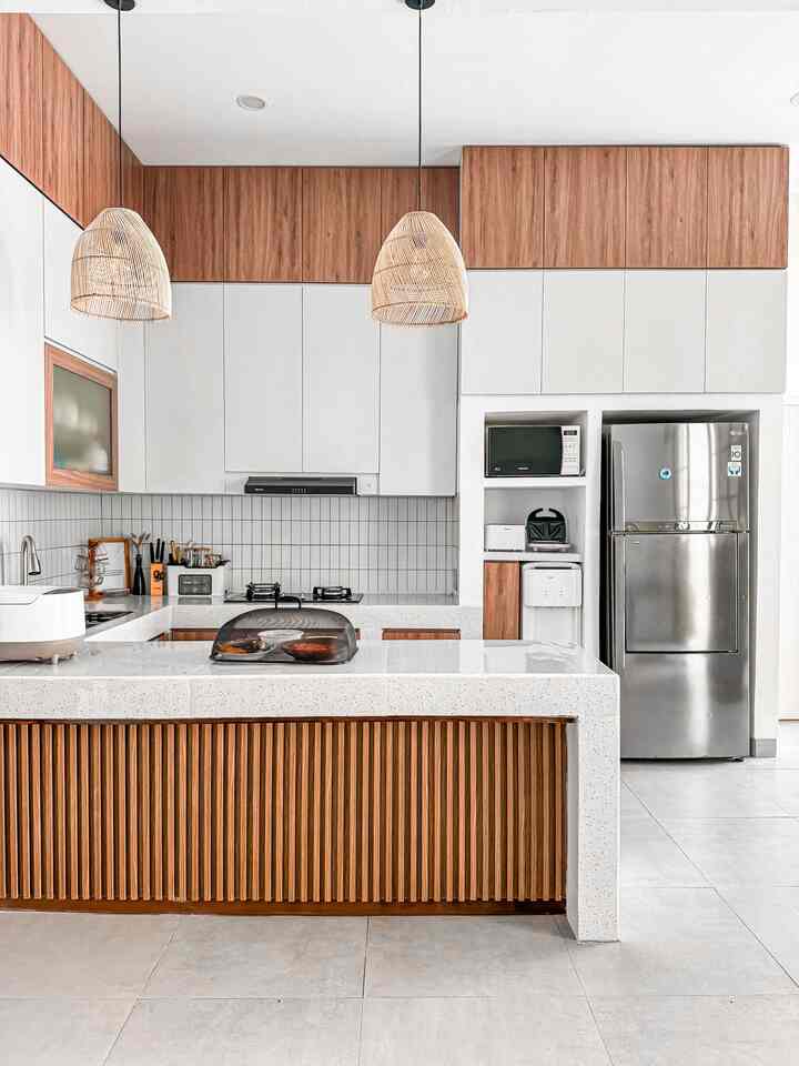 Kitchen minimalist dengan tema japandi menggunakan perpaduan warna putih & wood menjadikan dapur terlihat lebih estetik, kitchenset full plafond juga membuat ruangan lebih luas dan fungsional.

Kitchen island dibuat rata dengan meja dapur agar dapat digunakan sebagai area dining juga.

Elternhaus mengusung konsep open space, sehingga area kitchen langsung terhubung dengan dining area.

Kursi dan lampu rotan senada dengan tema japandi pada rumah kami

#KitchenSet #KitchenSetMinimalis
#KitchenSetJapandi #DapurMinimalis #DapurLeterU #DapurModern #DapurSegaris #DapurModern #DapurMungil #Kitchendining #Kitchenisland #MakeOverDapur #StylingDapur #DapurImpian