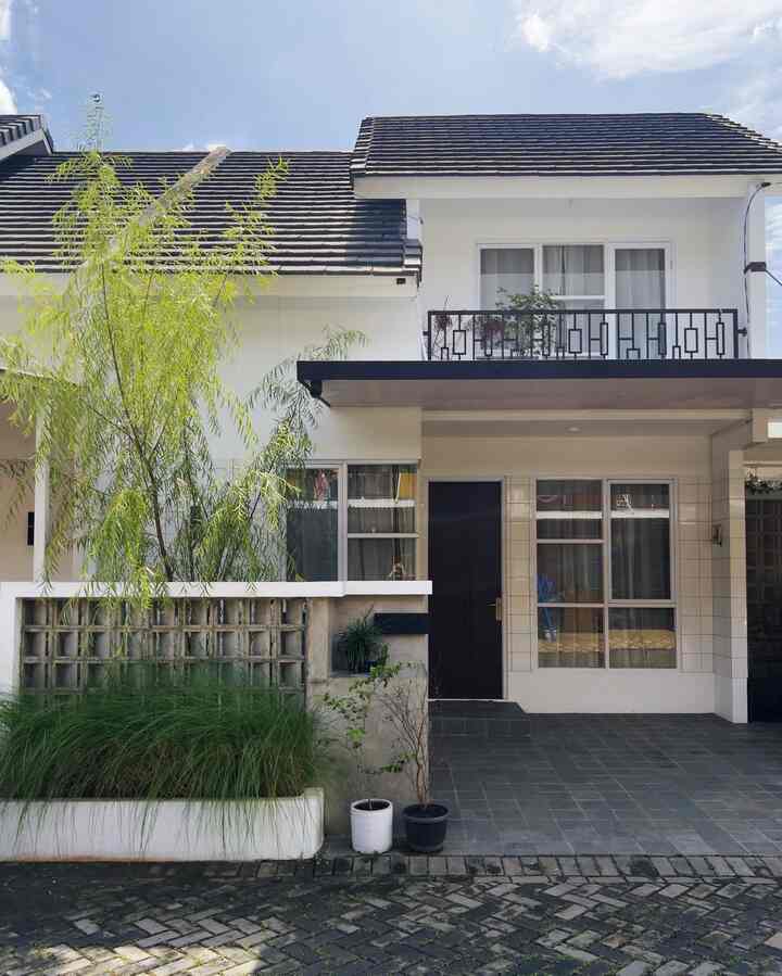 Fasad Casadirio.

Kami hanya merubah fasad kami dengan menambahkan:
- pagar roster dengan tanaman ekor kuda, agar lebih privasi.
- pohon liang liu atau janda merana, agar terlihat seperti rumah japandi.
- lantai carport kami menggunakan andesit yang dilapisi coating glossy agar tidak berlumut dan mudah dibersihkan.
- penambahan dinding dengan keramik 20x20, karena kami agak worry dengan retak rambut dan cat rontok, kami membuat sebagian dinding fasad rumah kami dengan keramik. Disamping mudah perawatannya, dengan keramik kotak 20x20 menambah kesan rumah kami seperti rumah japandi.

Semoga menginspirasi ya :)

#PagarRumah #PagarRumahMinimalis #WarnaCatPagar
#PlavonPVC #CatRumah #InspirasiFasad #StyleFasad #FasadRumah #FasadJapandi
